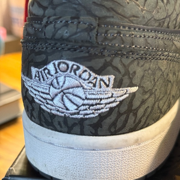 WORN - GREAT CONDITION - MENS 10.5 - AIR JORDAN LOW SE - ELEPHANT PRINT BLK NIKE main image 10